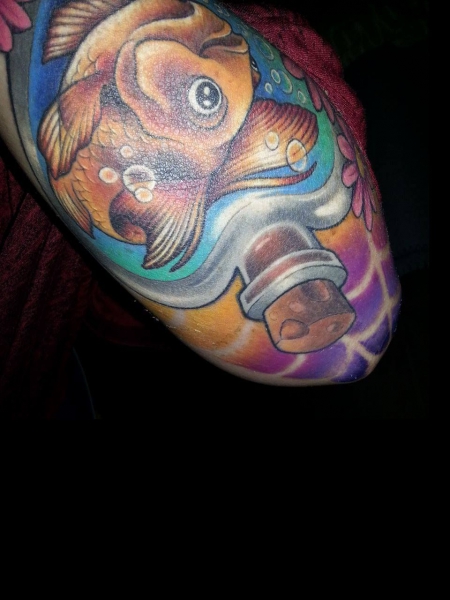 spinnennetz-Tattoo: Fisch in Flakon new school