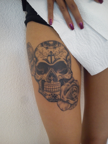 sugar skull-Tattoo: Skull mit Rosen