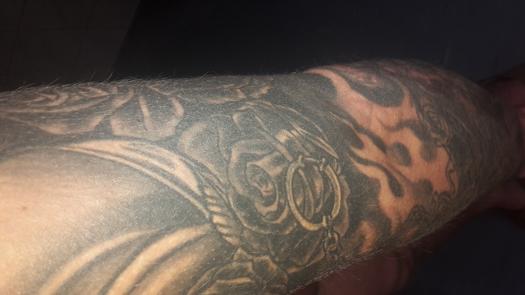 Tattoo haut weißes auf dunkler Weisses Tattoo