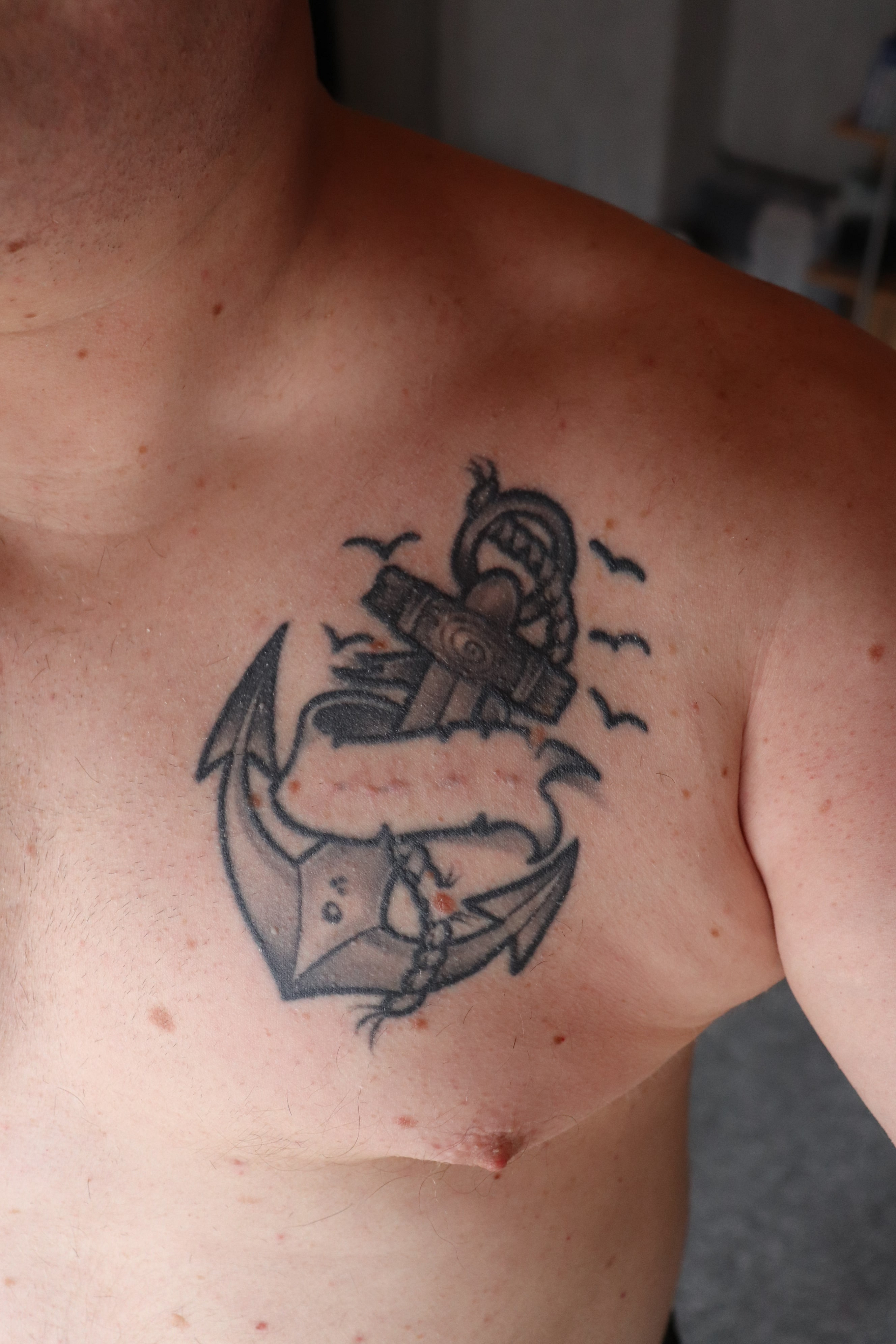 Sasp2891: Ankertattoo Brust abschließen