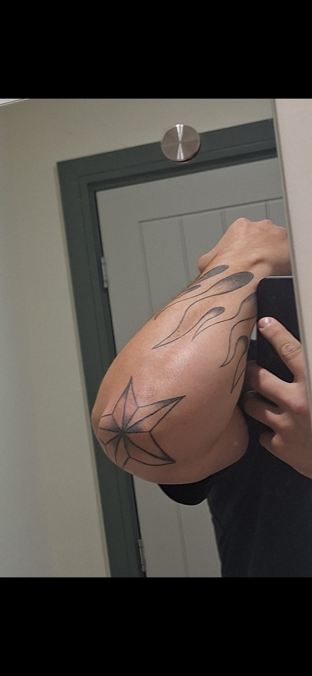 Moto: Hilfe Oldschool Flammen Tattoo, Sleeve am Männer Arm, technische Zeichnung, Oldschool, und X