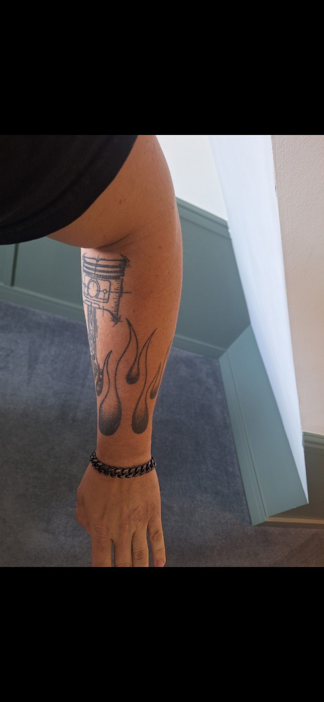 Moto: Hilfe Oldschool Flammen Tattoo, Sleeve am Männer Arm, technische Zeichnung, Oldschool, und X