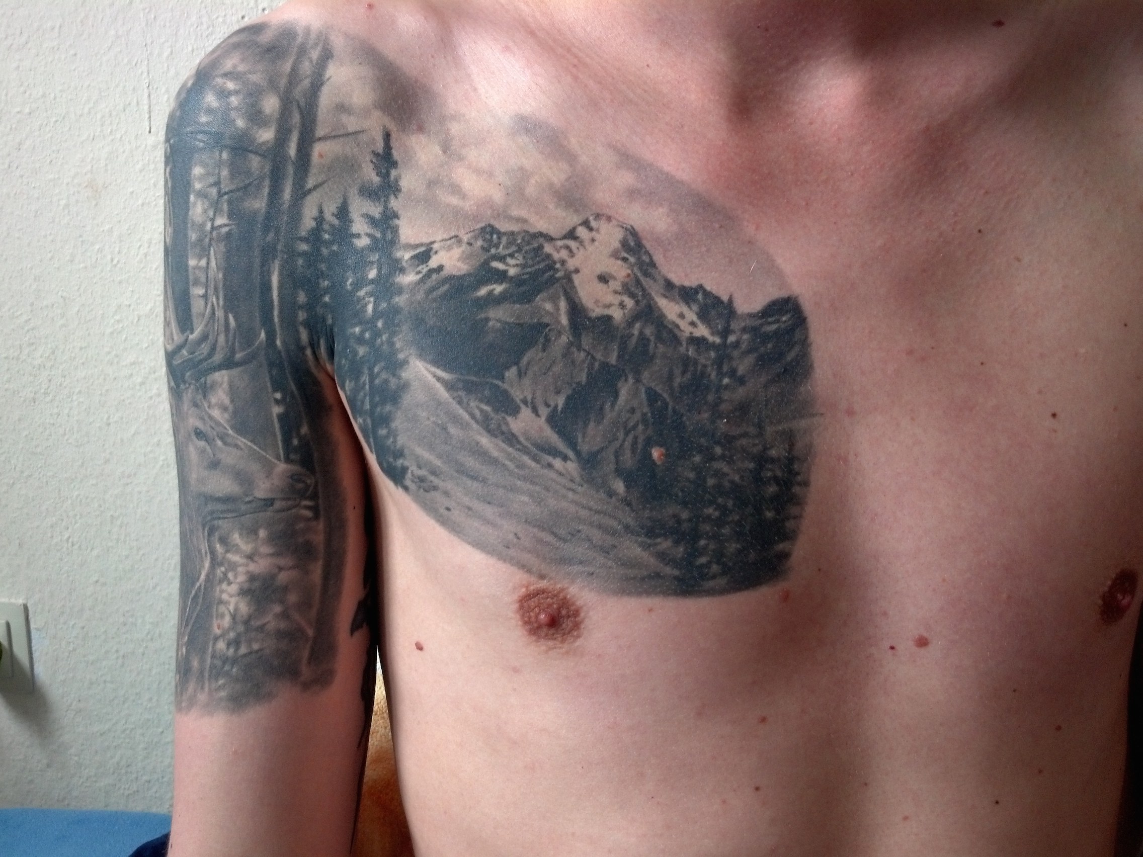 mundpropaganda: Brust-Tattoo erweitern