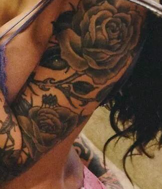 onelove_: Ist es eurer Meinung nach möglich, über dieses Tattoo drüber zu tätowieren? 