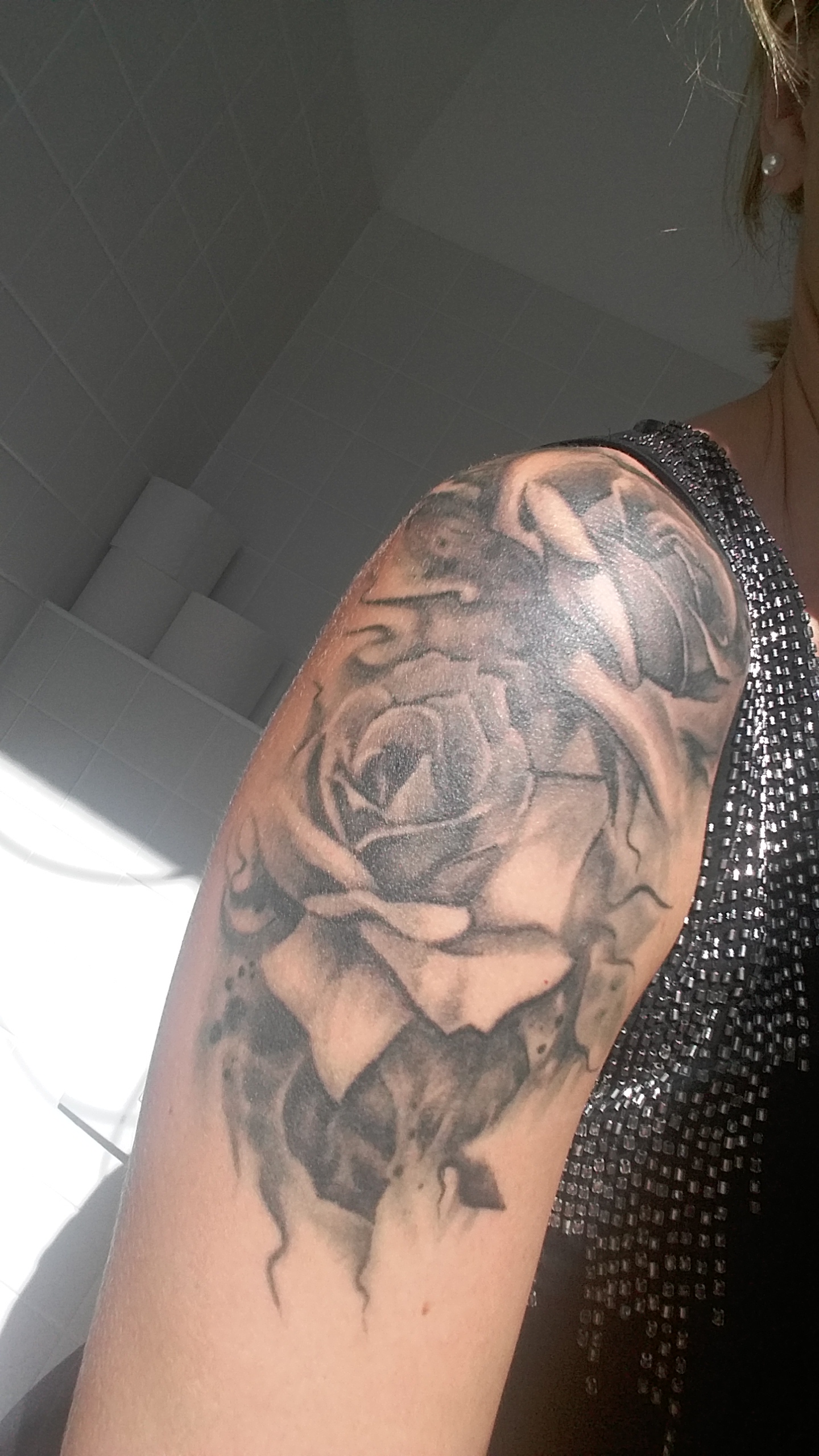 sonja85: Rosen Oberarm- Halbarm-Sleeve- was passt dazu? Bitte helft mir :)