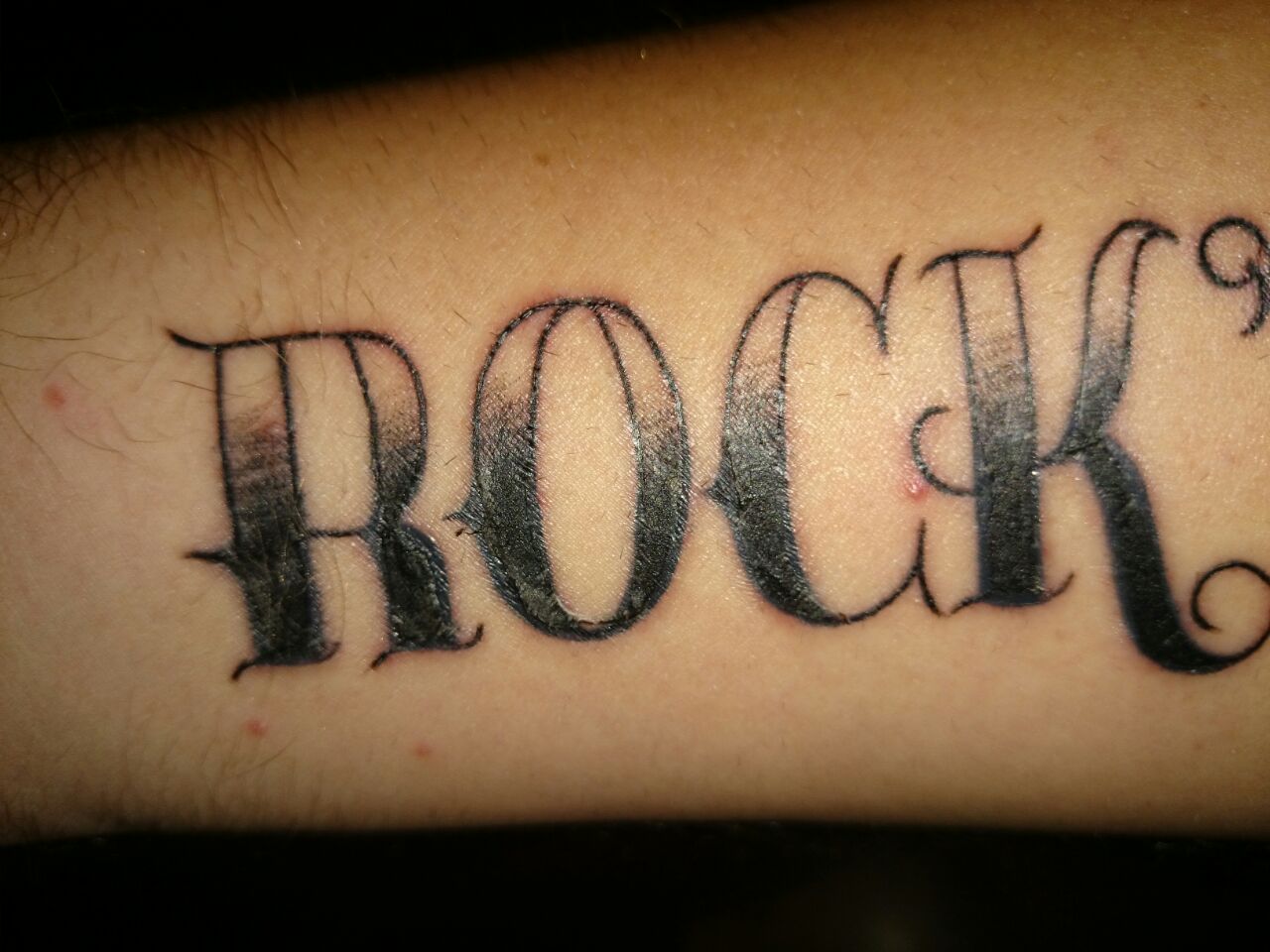 Rocknrolla85: Pickel auf und um frisches Tattoo