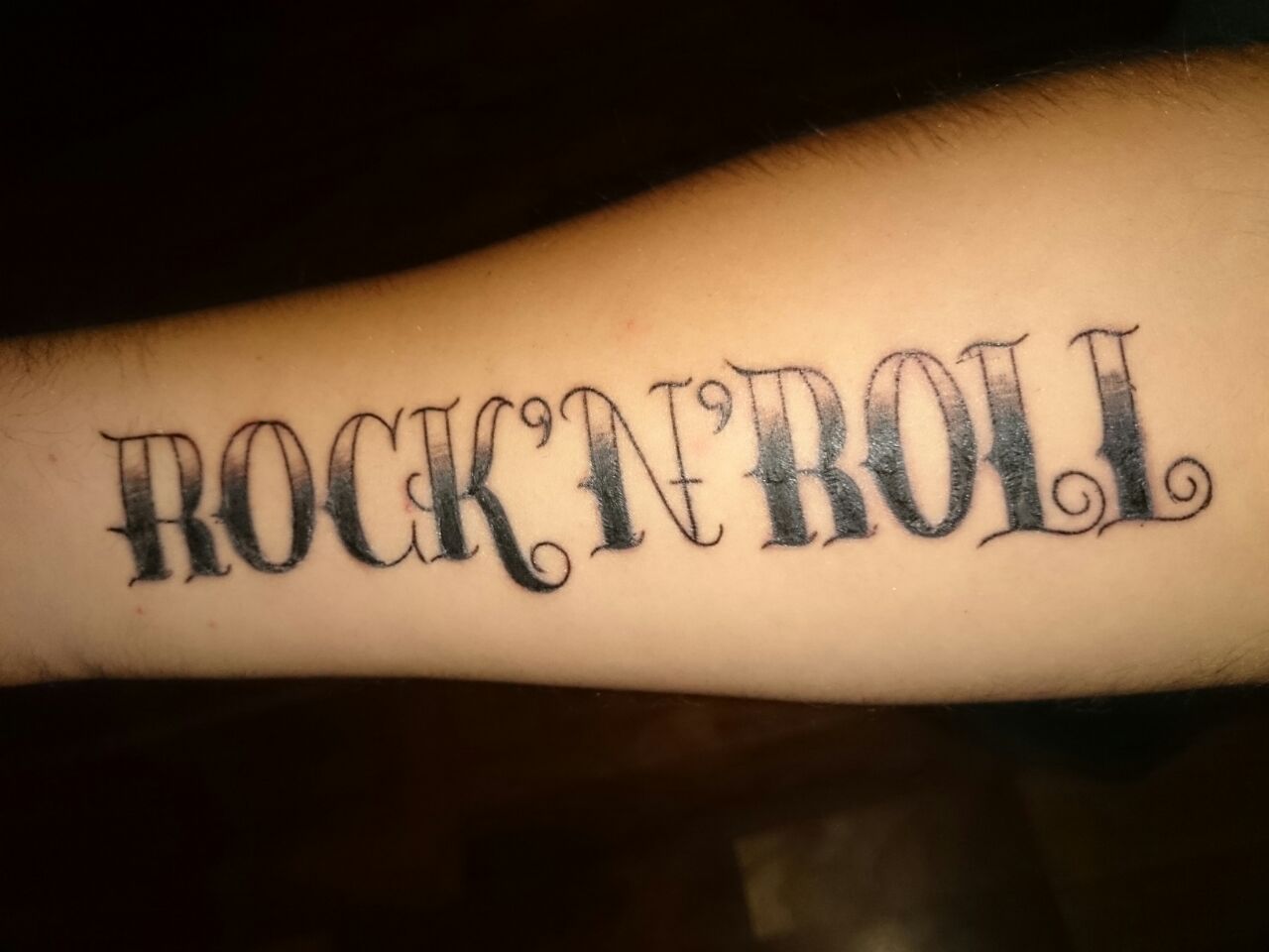 Rocknrolla85: Pickel auf und um frisches Tattoo