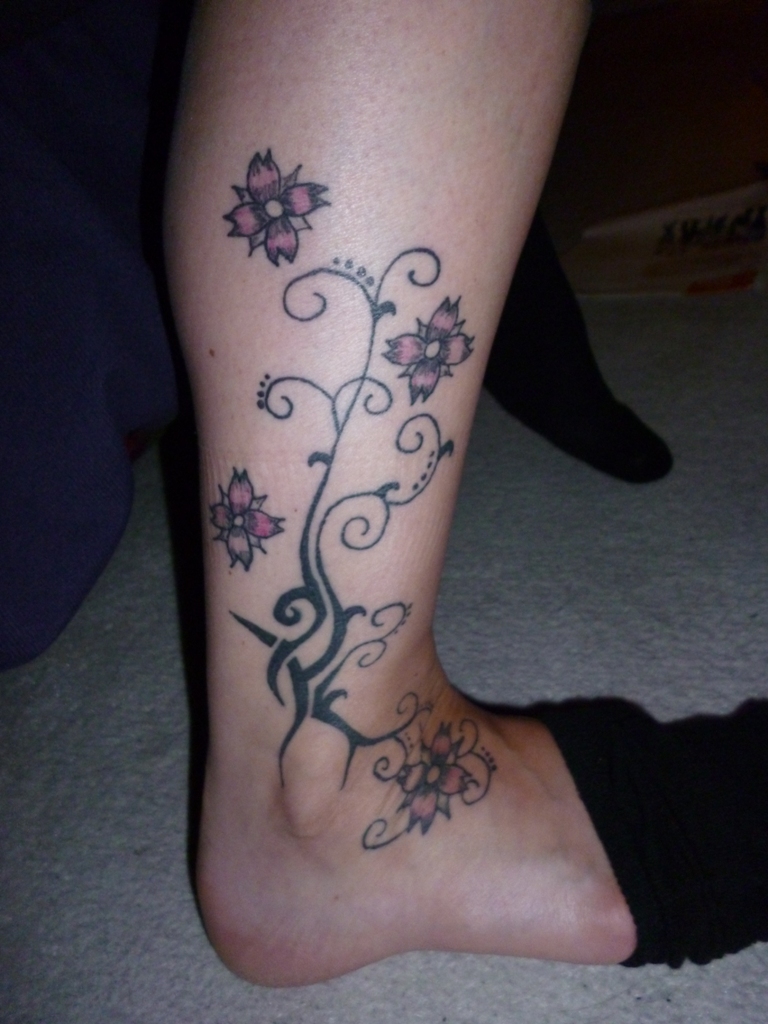 eulalie: Wer kann mir helfen, aus diesem leider nicht so gelungenen Tattoo etwas schönes zu zaubern!?