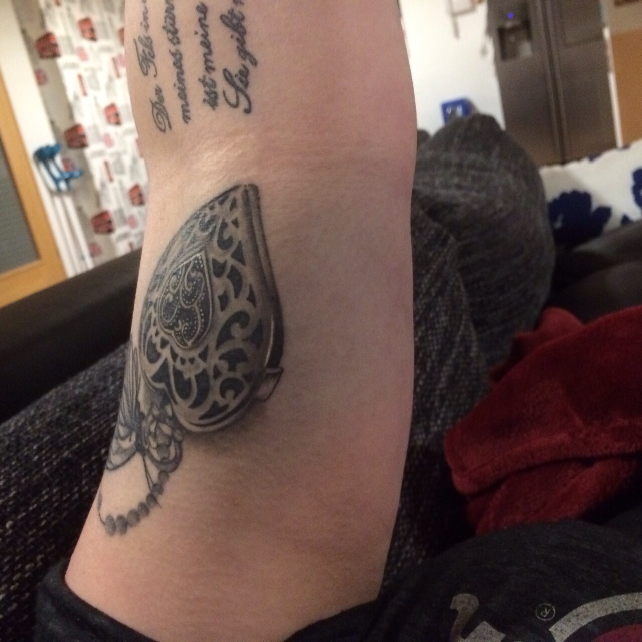 Ruebennase8: Grauer großer Fleck neben den Tattoo 